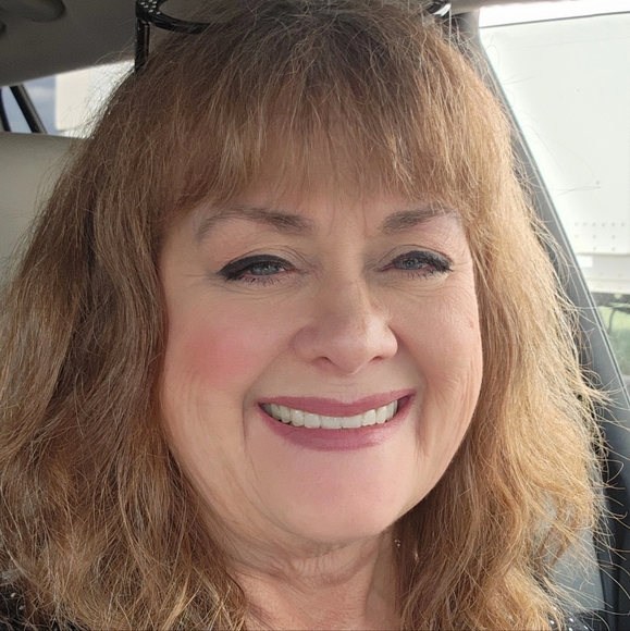 Meet your Posher, Jennifer - Picture 1 of 2